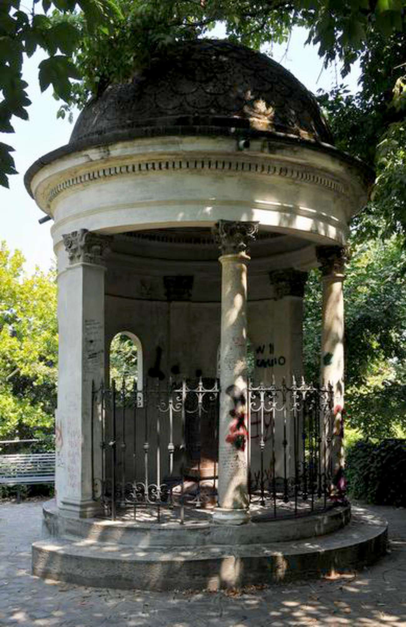 il tempietto che ospitava il busto